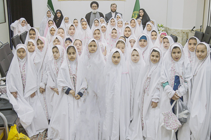 دیدار جمعی از دختران دانش‌آموز با تولیت آستان مقدس قم