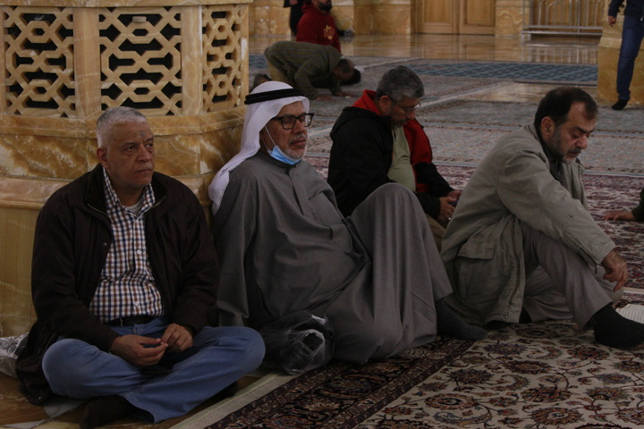 الزوار العرب يحيون ذكرى المبعث النبوي الشريف في الحرم الرضوي المطهر