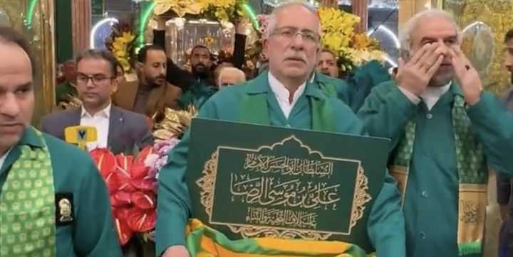 گلآرایی حرم امام حسین(ع) توسط خادمان حرم رضوی در آستانه سوم شعبان
گلآرایی حرم امام حسین(ع) توسط خادمان حرم رضوی در آستانه سوم شعبان