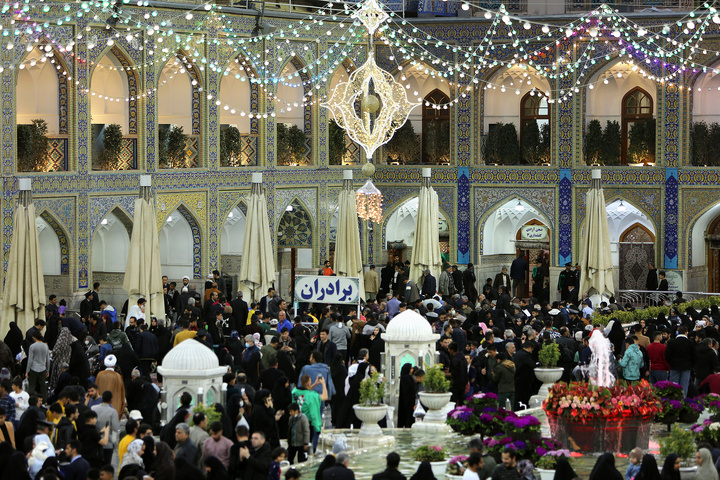 شب ولادت امام حسین(ع) کی مناسبت سے حرم امام رضا(ع) میں جشن کا سماں
