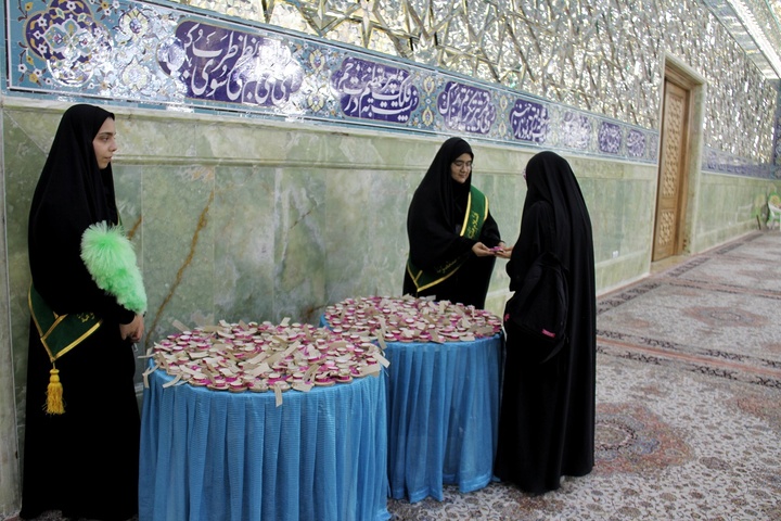 شبستان حضرت زهرا(س) در آستانه ماه رمضان غبارروبی شد