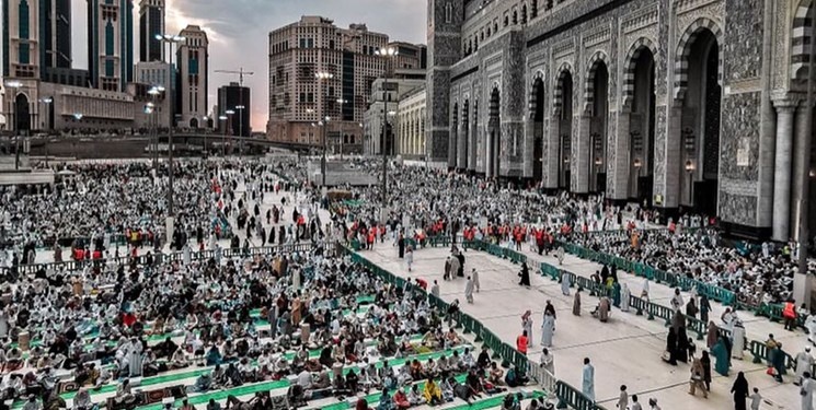 حضور هزاران زائر در مسجدالحرام جهت آمادگی برای رمضان