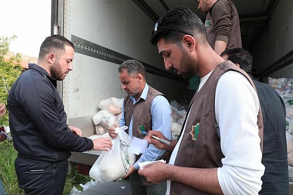 وفد العتبة العباسية يواصل تقديم مساعداته الإنسانية في محافظة اللاذقية السورية