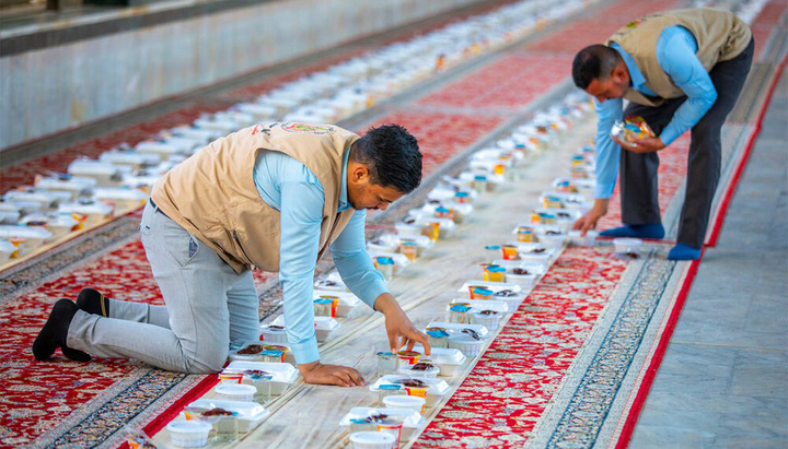 سفره افطاری حرم امام حسین (ع) برای زائران در بین الحرمین کربلا