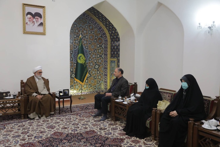 اهدای مدال طلای شهید سانحه هواپیمای اوکراینی به موزه حرم امام رضا(ع) اهدای مدال طلای شهید سانحه هواپیمای اوکراینی به موزه حرم امام رضا(ع)