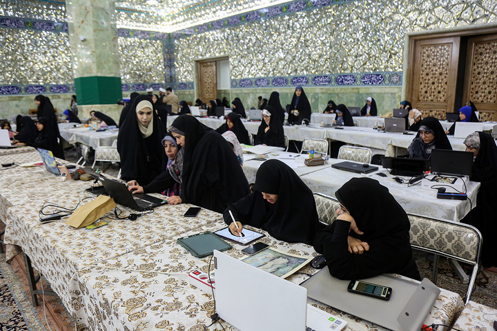 ۲۰۰ بانوی هنرمند در حرم بانوی کرامت گردهم آمدند