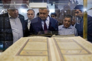 تشرف رئیس مجلس قانون‌گذاری ازبکستان به حرم مطهر امام رضا علیه‌السلام