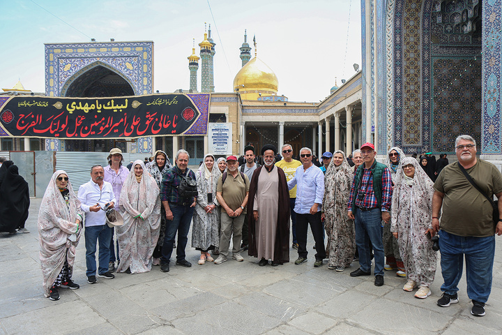 حضور گردشگران یونانی در حرم مطهر بانوی کرامت + تصاویر
