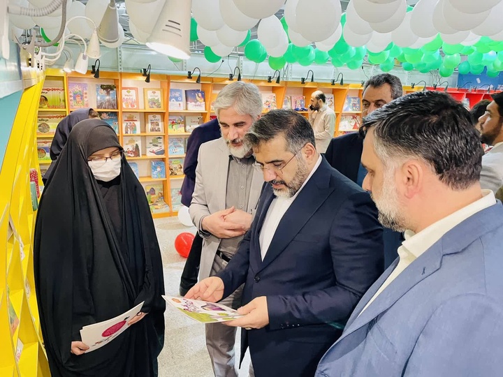 حضور وزیر ارشاد در غرفه انتشارات بهنشر در نمایشگاه بین المللی کتاب 
 حضور وزیر ارشاد در غرفه انتشارات بهنشر در نمایشگاه بین المللی کتاب