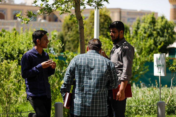 خدمت خادمیاران بوشهری در حرم مطهر رضوی
