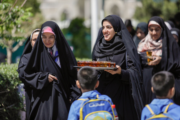 خدمت خادمیاران بوشهری در حرم مطهر رضوی