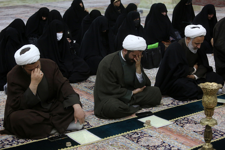 غبار روبی ضریح حرم حضرت معصومه(س) با حضور مدیران حوزه‌های علمیه خواهران سراسر کشور