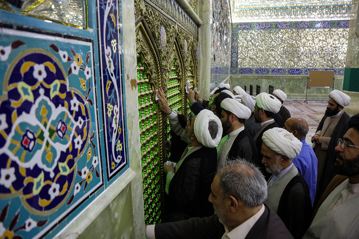 غبار روبی ضریح حرم حضرت معصومه(س) با حضور مدیران حوزه‌های علمیه خواهران سراسر کشور