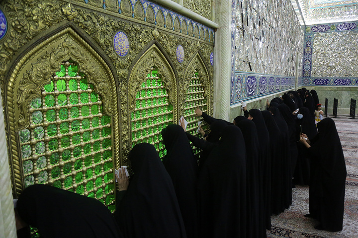 غبار روبی ضریح حرم حضرت معصومه(س) با حضور مدیران حوزه‌های علمیه خواهران سراسر کشور