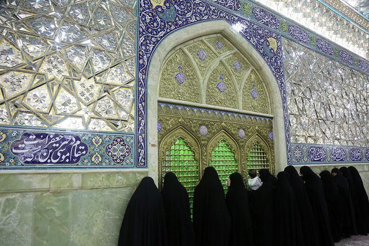 غبار روبی ضریح حرم حضرت معصومه(س) با حضور مدیران حوزه‌های علمیه خواهران سراسر کشور