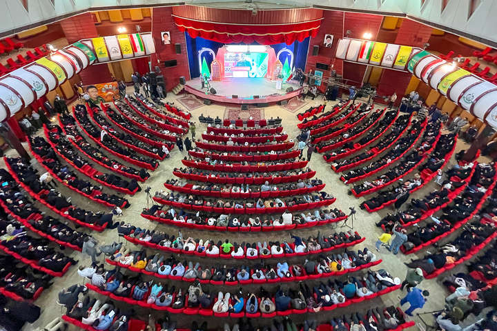 غبار روبی ضریح حرم حضرت معصومه(س) با حضور مدیران حوزه‌های علمیه خواهران سراسر کشور