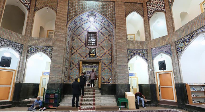 وقفی که از پریزاد خانم بهجا ماندهاست
 وقفی که از پریزاد خانم بهجا ماندهاست