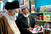 حضور رهبر معظم انقلاب اسلامی در غرفه آستان قدس رضوی در نمایشگاه کتاب تهران