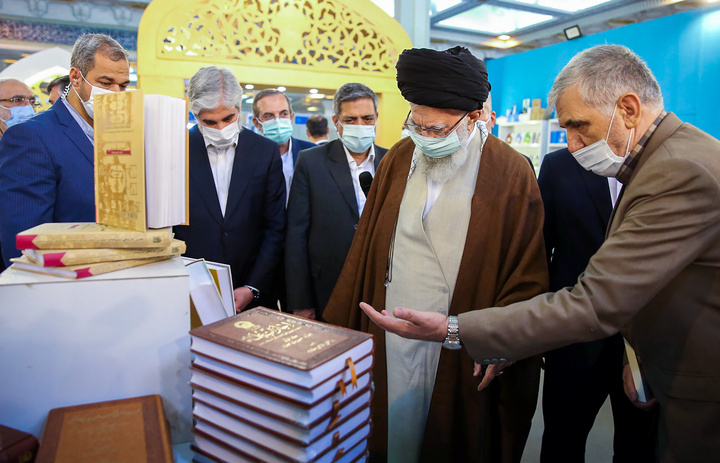 حضور رهبر معظم انقلاب اسلامی در غرفه آستان قدس رضوی در نمایشگاه کتاب تهران