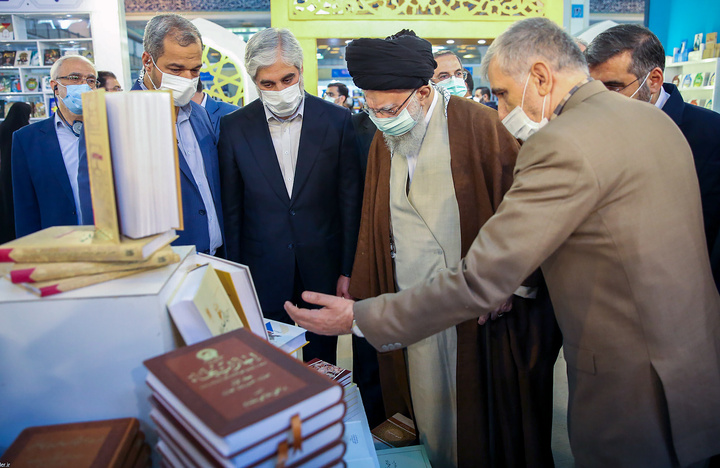 حضور رهبر معظم انقلاب اسلامی در غرفه آستان قدس رضوی در نمایشگاه کتاب تهران