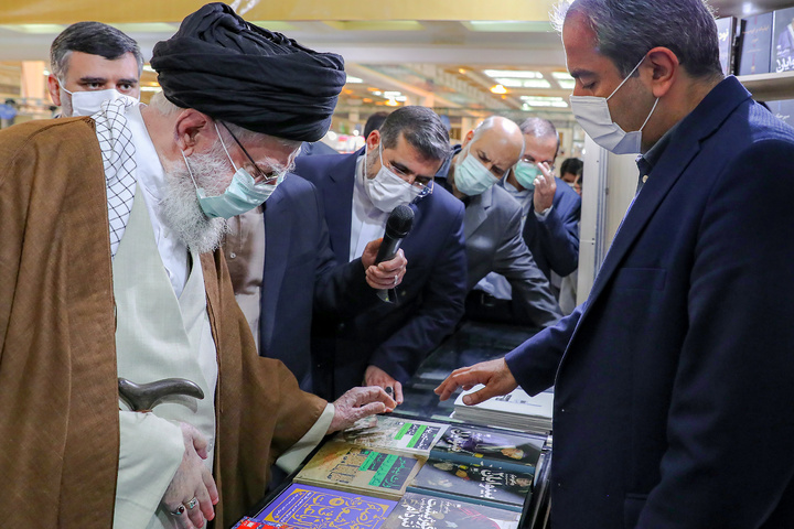 حضور رهبر معظم انقلاب اسلامی در غرفه آستان قدس رضوی در نمایشگاه کتاب تهران
