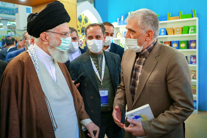 حضور رهبر معظم انقلاب اسلامی در غرفه آستان قدس رضوی در نمایشگاه کتاب تهران