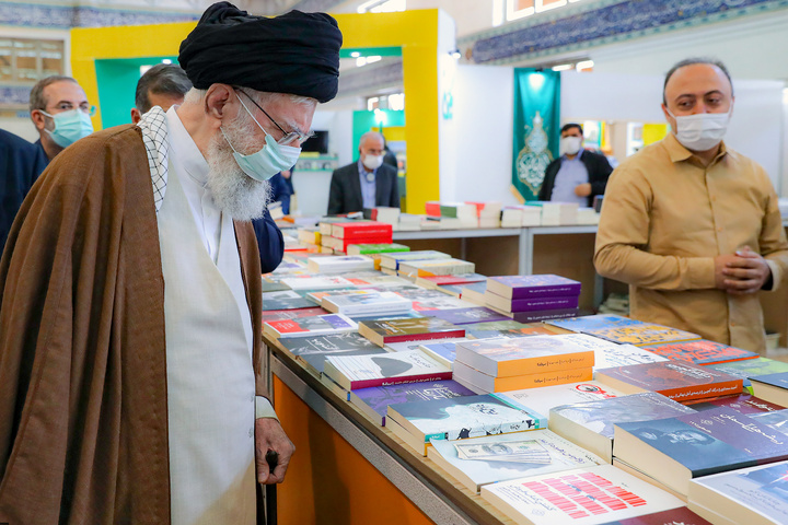 حضور رهبر معظم انقلاب اسلامی در غرفه آستان قدس رضوی در نمایشگاه کتاب تهران