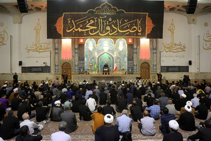 مراسم عزاداری شب شهادت امام جعفر صادق (ع) در حرم حضرت معصومه (س)