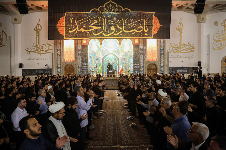 مراسم عزاداری شب شهادت امام جعفر صادق (ع) در حرم حضرت معصومه (س)