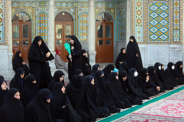 برگزاری آئین جاروکشی در حرم حضرت معصومه (س)