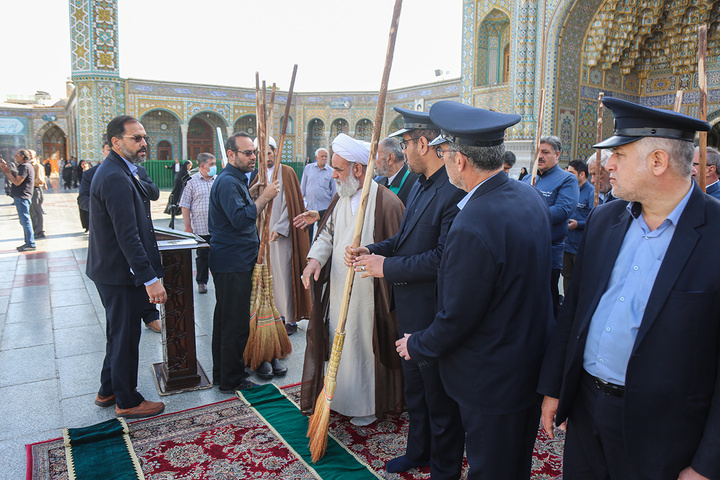 برگزاری آئین جاروکشی در حرم حضرت معصومه (س)