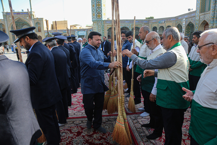 برگزاری آئین جاروکشی در حرم حضرت معصومه (س)