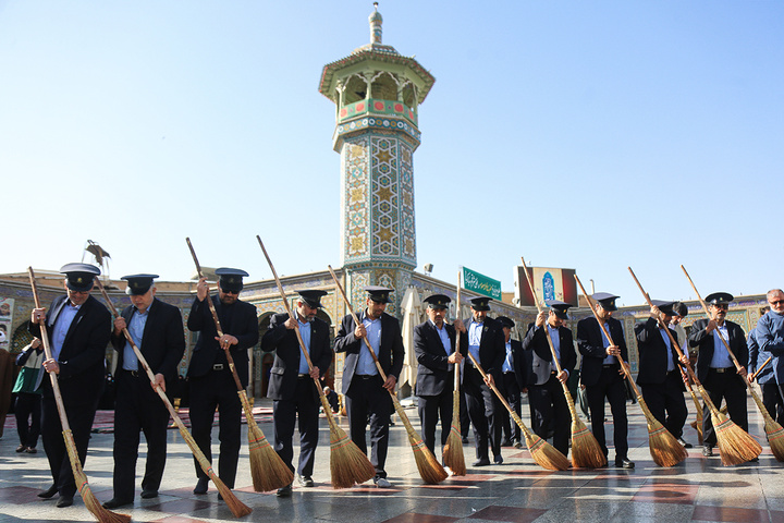 برگزاری آئین جاروکشی در حرم حضرت معصومه (س)