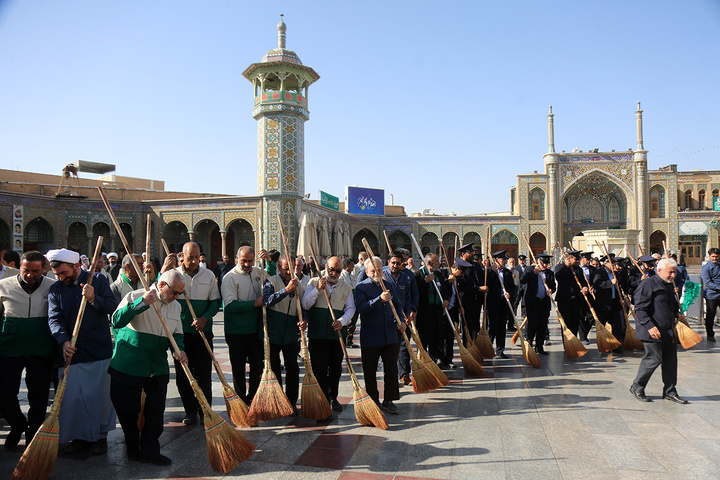 برگزاری آئین جاروکشی در حرم حضرت معصومه (س)