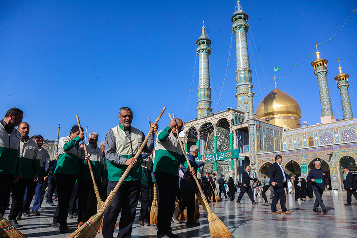 برگزاری آئین جاروکشی در حرم حضرت معصومه (س)