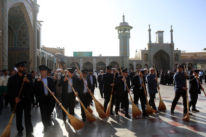 برگزاری آئین جاروکشی در حرم حضرت معصومه (س)