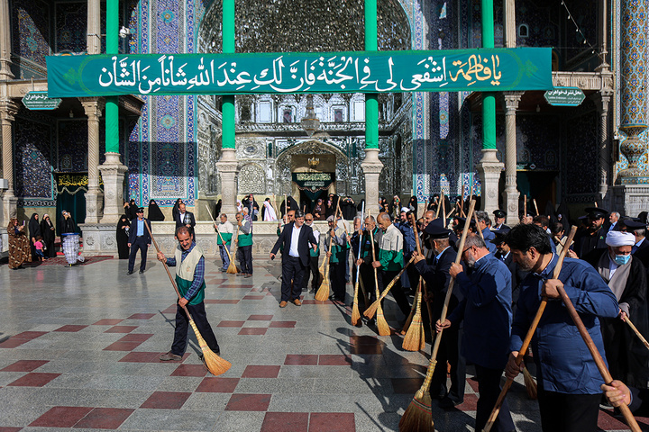 برگزاری آئین جاروکشی در حرم حضرت معصومه (س)