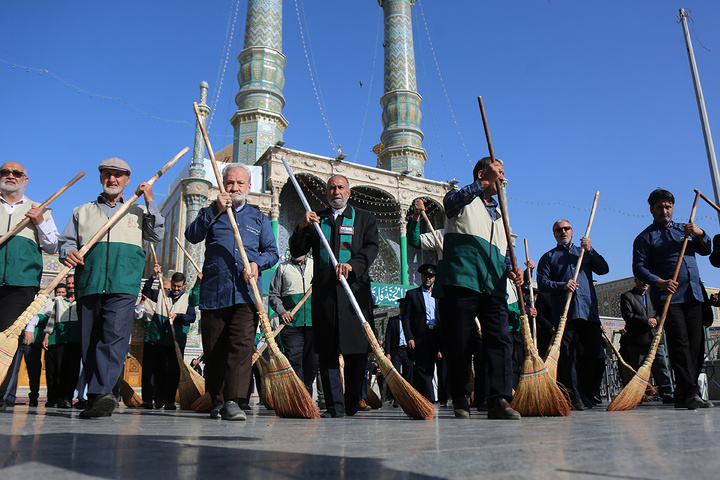 برگزاری آئین جاروکشی در حرم حضرت معصومه (س)