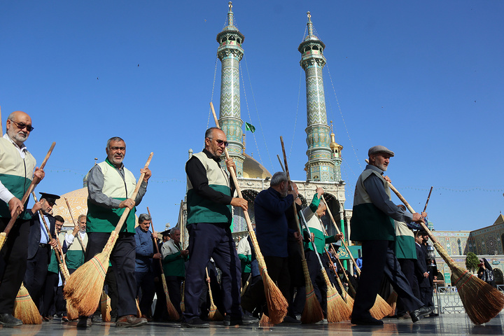 برگزاری آئین جاروکشی در حرم حضرت معصومه (س)
