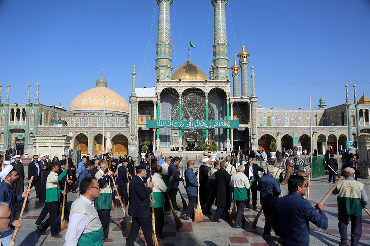 برگزاری آئین جاروکشی در حرم حضرت معصومه (س)