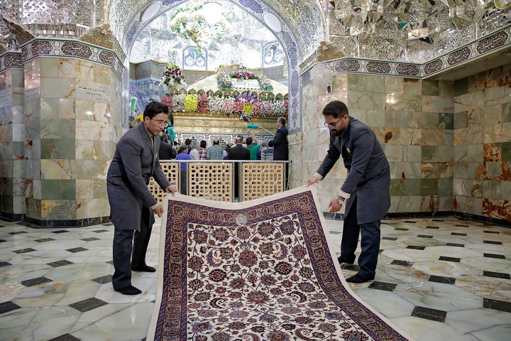 اهدا ۱۶۲ تخته فرش دست‌باف رضوی به حرم حضرت معصومه(سلام الله علیها)