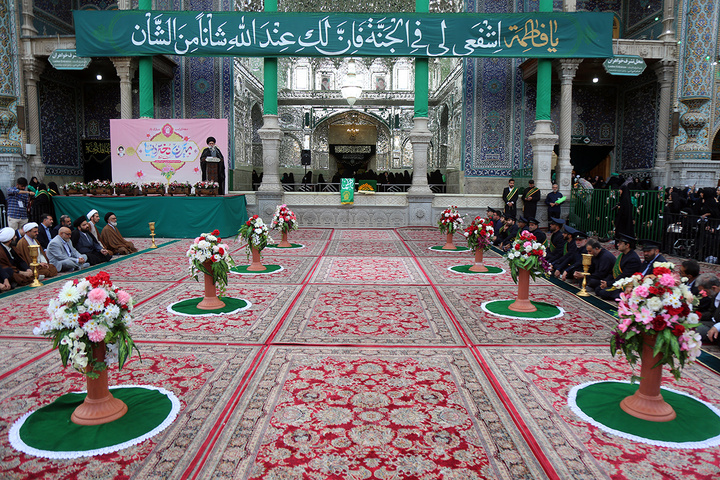 آیین تعویض پرچم گنبد حرم حضرت معصومه(س)