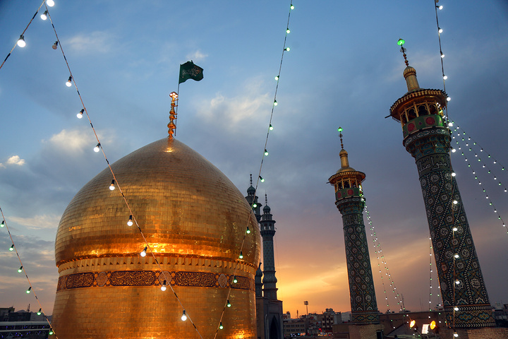 آیین تعویض پرچم گنبد حرم حضرت معصومه(س)