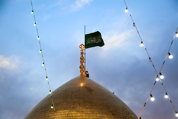 آیین تعویض پرچم گنبد حرم حضرت معصومه(س)