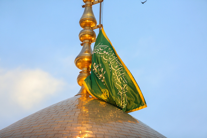 آیین تعویض پرچم گنبد حرم حضرت معصومه(س)