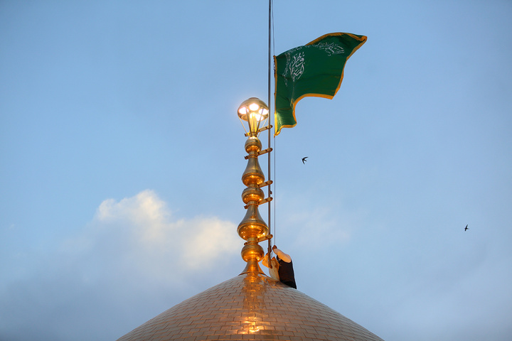 آیین تعویض پرچم گنبد حرم حضرت معصومه(س)