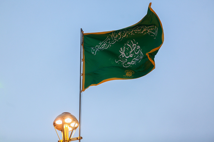 آیین تعویض پرچم گنبد حرم حضرت معصومه(س)
