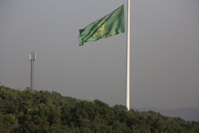 اهتزاز بزرگترین پرچم رضوی در نگین سبز تهران
