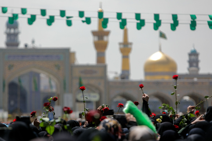 گلباران حرم مطهر رضوی در روز میلاد حضرت معصومه سلام الله علیها
