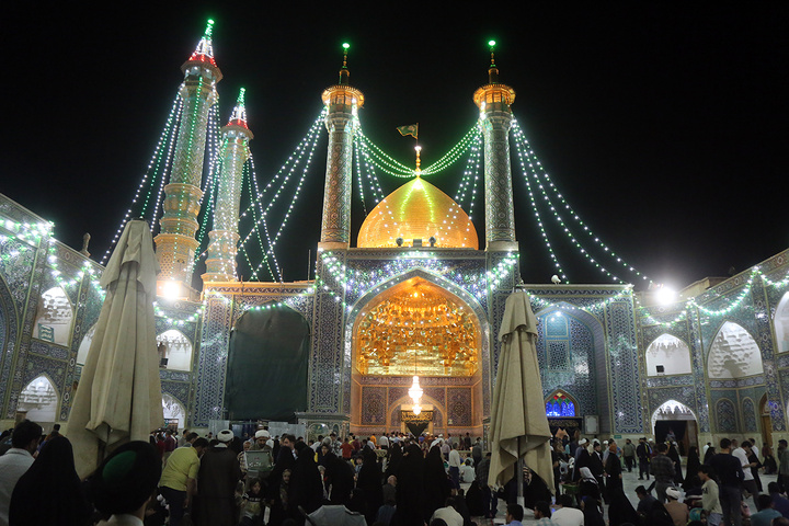میزبانی از خیل عظیم زائران در شام میلاد حضرت معصومه(س)